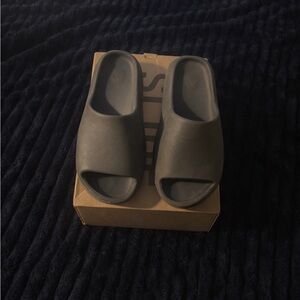 Onyx Yeezy slides size 10